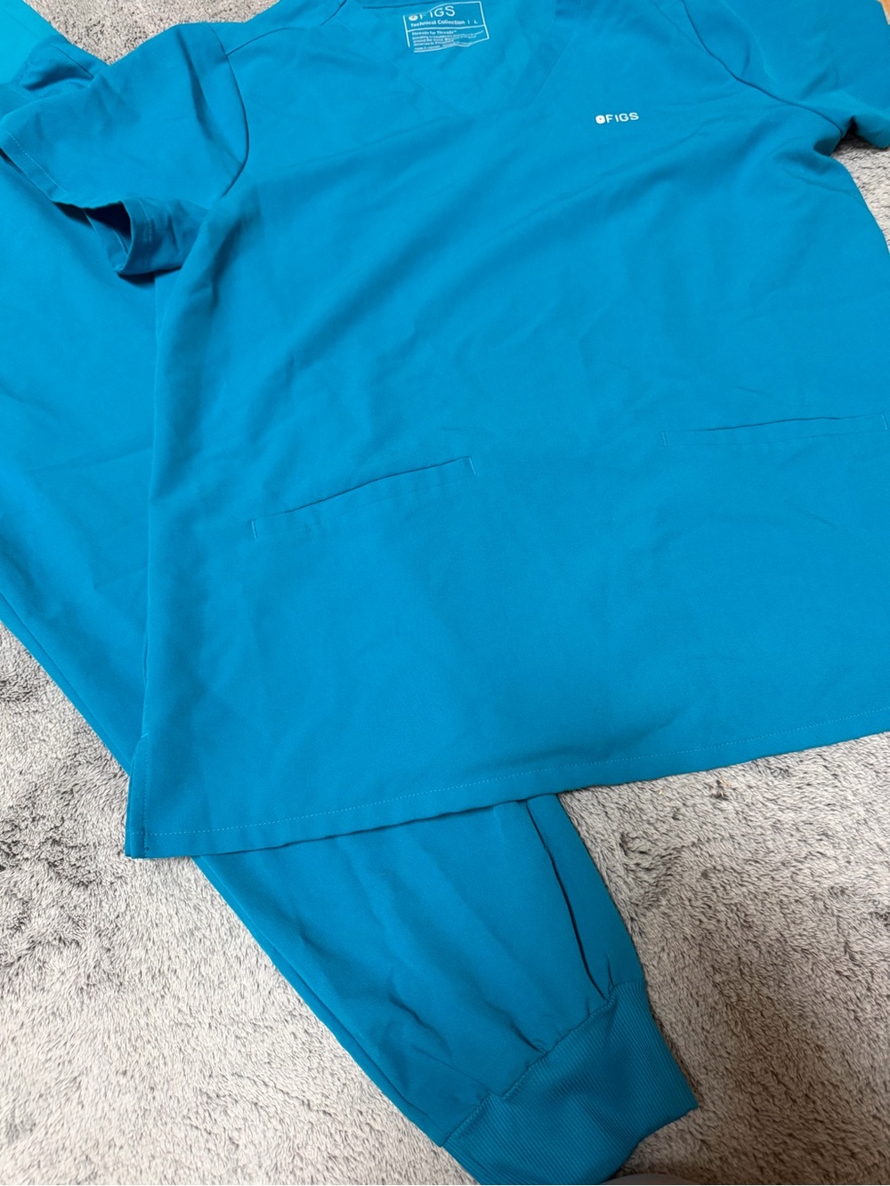 Figs Technical Collection V-Neck Scrub set in Teal size large - Picture 6 of 9